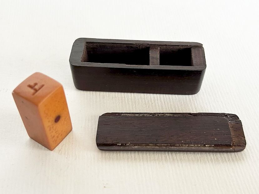 Hardwood cassette with celluloid seal – (6638)